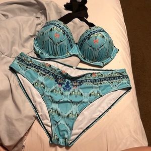 Bathing suit top and bottoms it’s cute but way to big for me